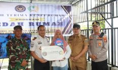 Kakanwil Ditjenpas Sumsel Erwedi Supriyatno Serahkan Kunci Program Bedah Rumah untuk Warga Palembang